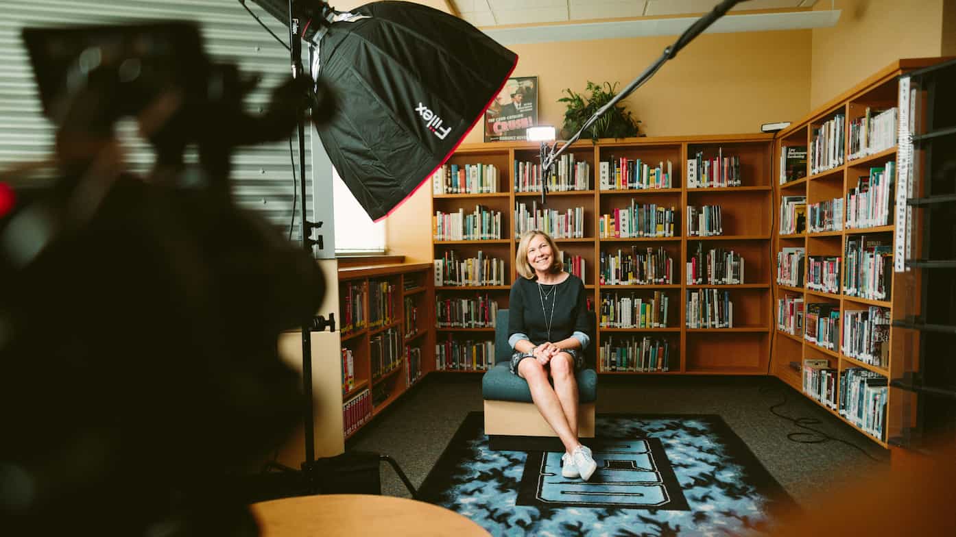 interview femme dans un bibliothèque