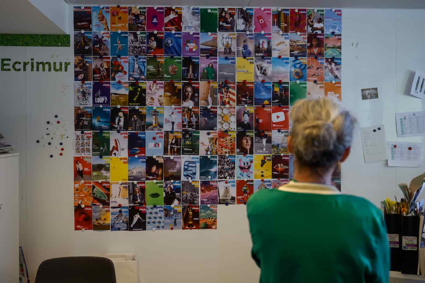 étudiant songeur devant un mur